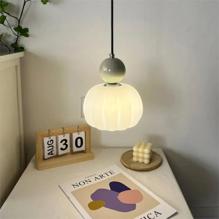 Lampa wisząca LED z owalnym kloszem z opalowego szkła i dekoracyjną kulą