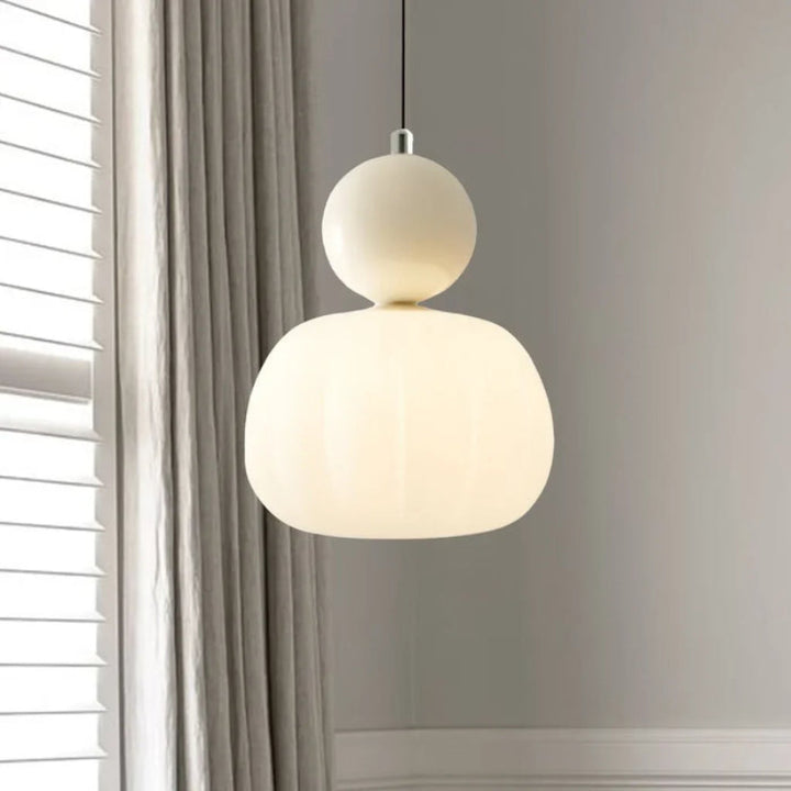 Lampa wisząca LED z owalnym kloszem z opalowego szkła i dekoracyjną kulą