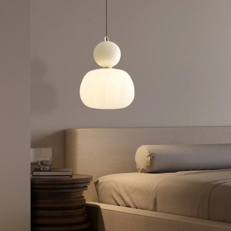 Lampa wisząca LED z owalnym kloszem z opalowego szkła i dekoracyjną kulą