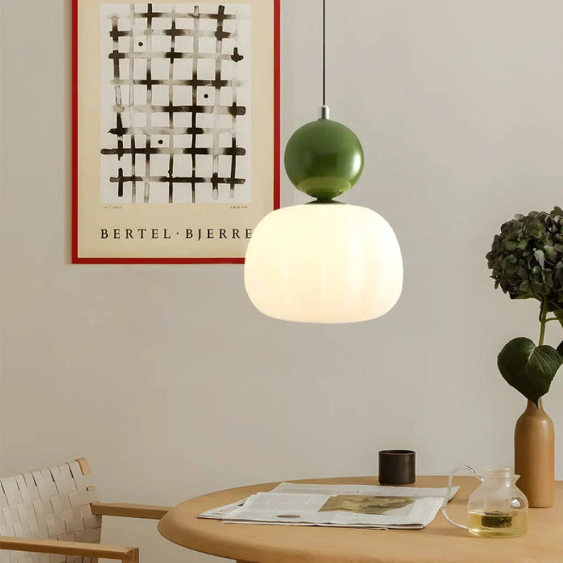 Lampa wisząca LED z owalnym kloszem z opalowego szkła i dekoracyjną kulą