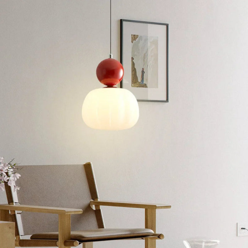 Lampa wisząca LED z owalnym kloszem z opalowego szkła i dekoracyjną kulą