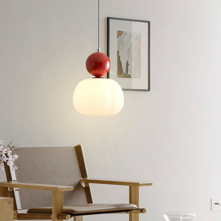 Lampa wisząca LED z owalnym kloszem z opalowego szkła i dekoracyjną kulą