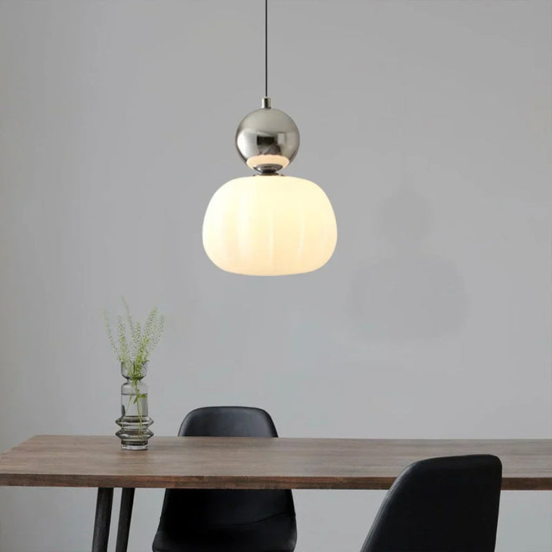 Lampa wisząca LED z owalnym kloszem z opalowego szkła i dekoracyjną kulą