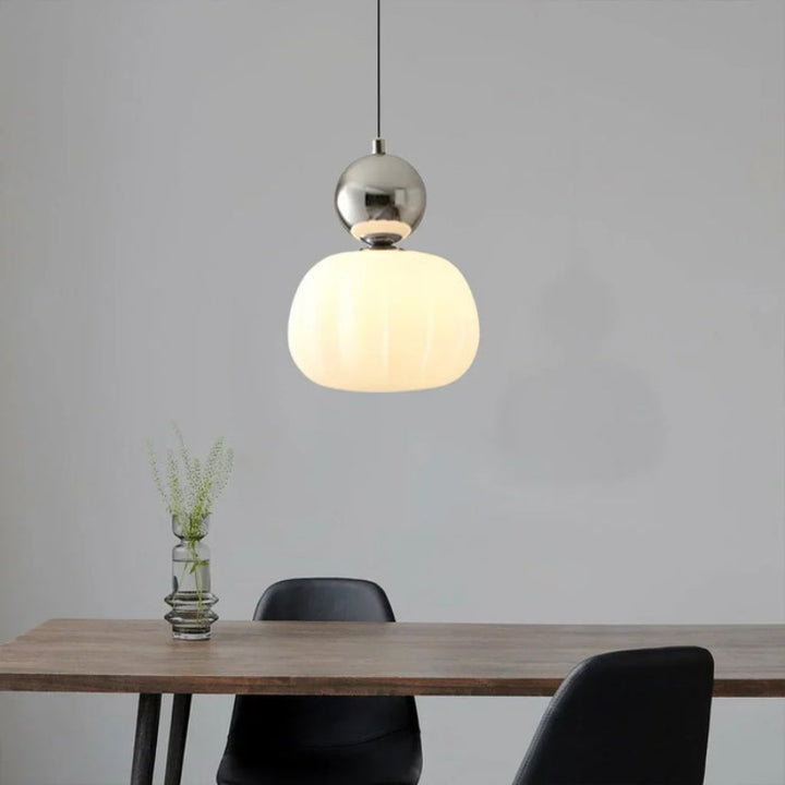 Lampa wisząca LED z owalnym kloszem z opalowego szkła i dekoracyjną kulą