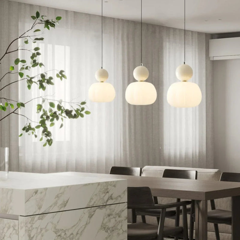 Lampa wisząca LED z owalnym kloszem z opalowego szkła i dekoracyjną kulą