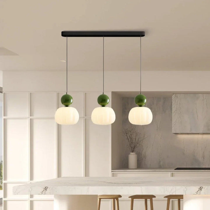 Lampa wisząca LED z owalnym kloszem z opalowego szkła i dekoracyjną kulą