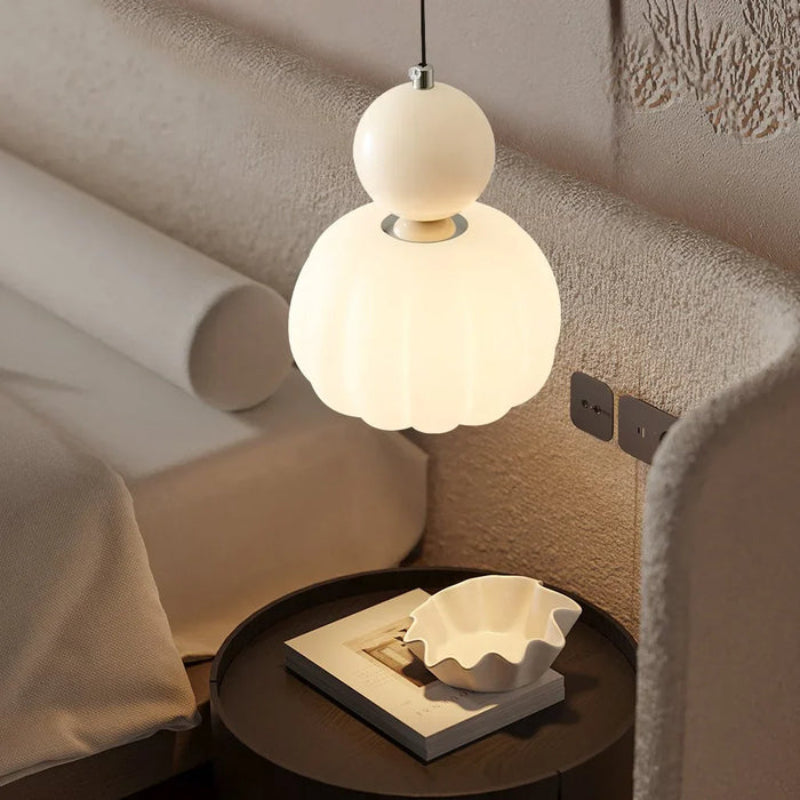 Lampa wisząca LED z owalnym kloszem z opalowego szkła i dekoracyjną kulą