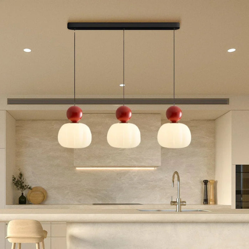 Lampa wisząca LED z owalnym kloszem z opalowego szkła i dekoracyjną kulą