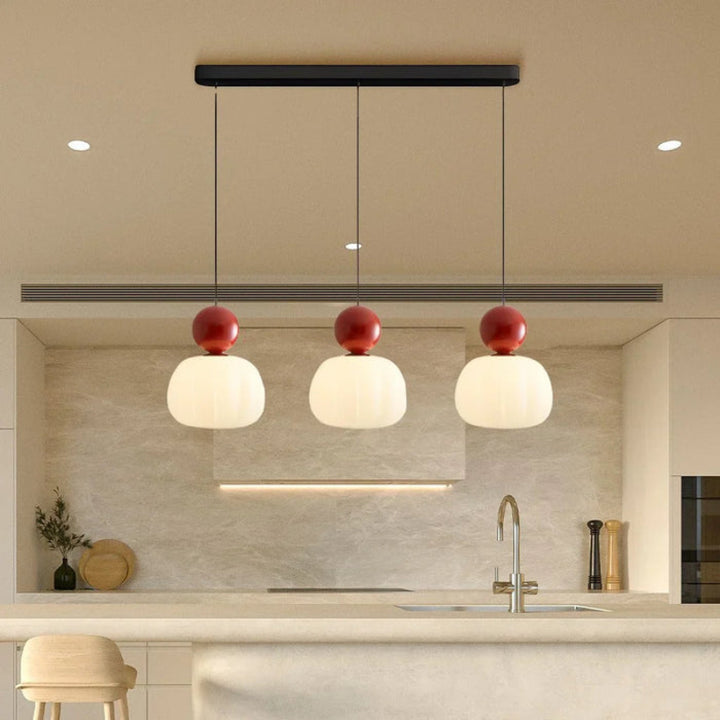 Lampa wisząca LED z owalnym kloszem z opalowego szkła i dekoracyjną kulą