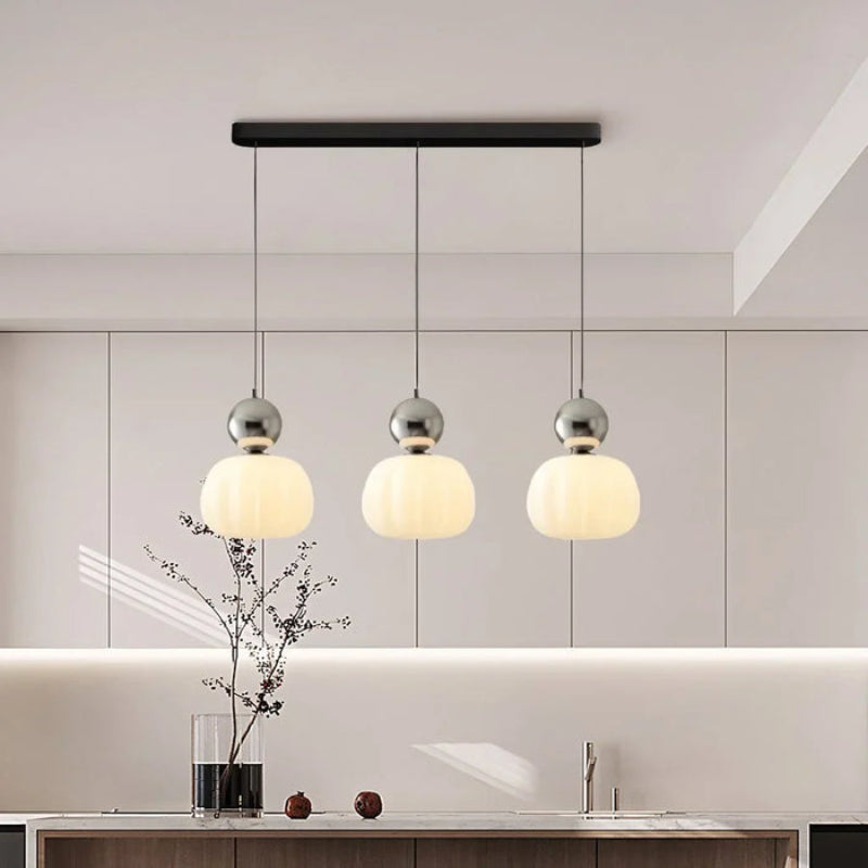 Lampa wisząca LED z owalnym kloszem z opalowego szkła i dekoracyjną kulą