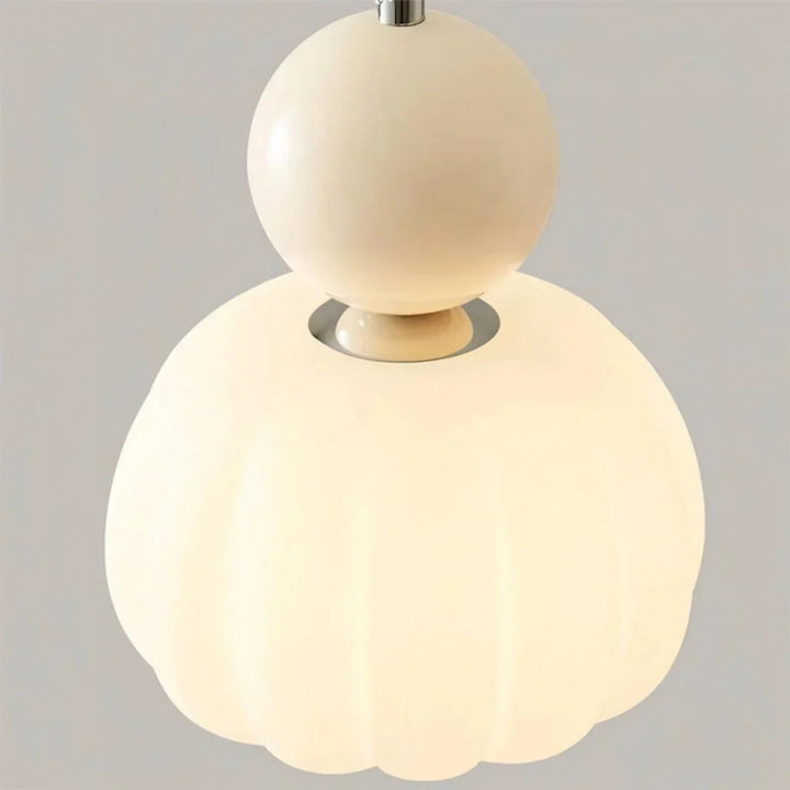 Lampa wisząca LED z owalnym kloszem z opalowego szkła i dekoracyjną kulą