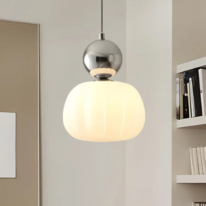Lampa wisząca LED z owalnym kloszem z opalowego szkła i dekoracyjną kulą