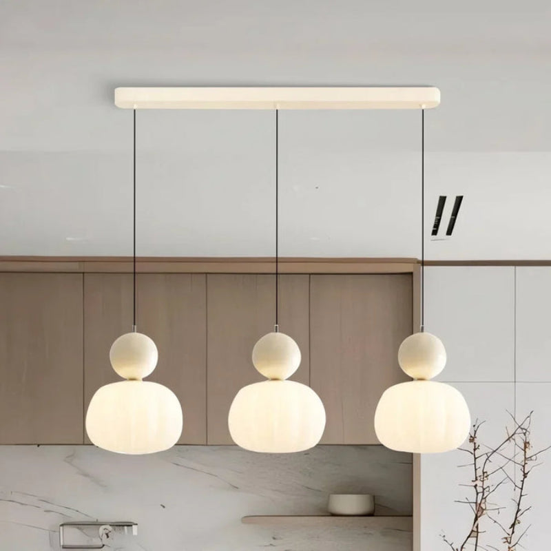 Lampa wisząca LED z owalnym kloszem z opalowego szkła i dekoracyjną kulą