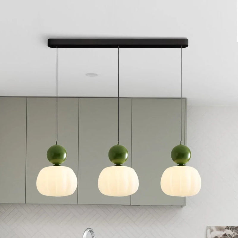 Lampa wisząca LED z owalnym kloszem z opalowego szkła i dekoracyjną kulą