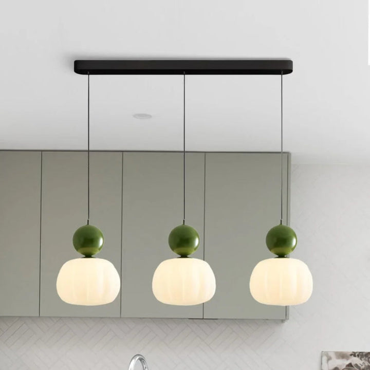 Lampa wisząca LED z owalnym kloszem z opalowego szkła i dekoracyjną kulą