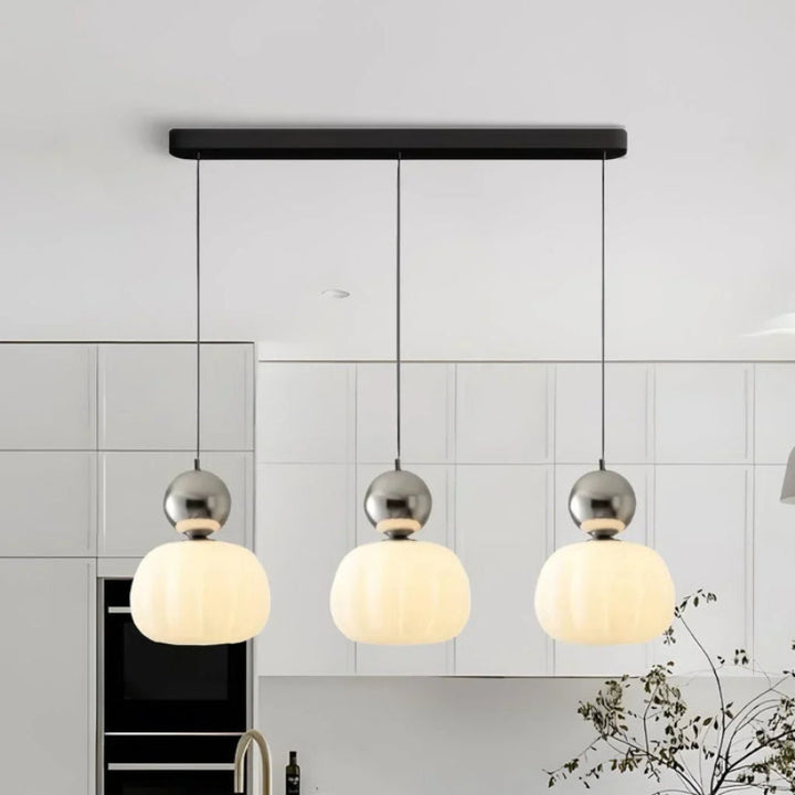 Lampa wisząca LED z owalnym kloszem z opalowego szkła i dekoracyjną kulą