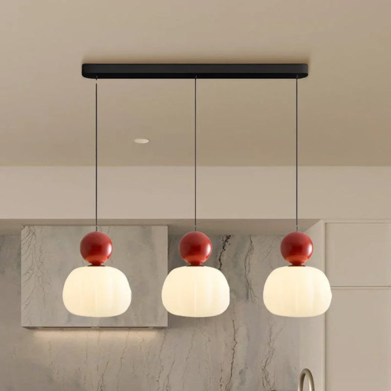 Lampa wisząca LED z owalnym kloszem z opalowego szkła i dekoracyjną kulą