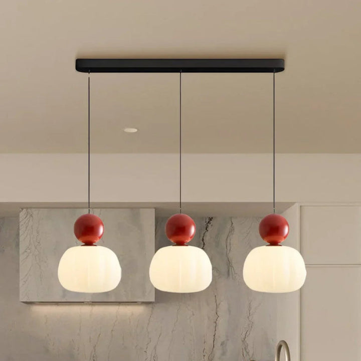 Lampa wisząca LED z owalnym kloszem z opalowego szkła i dekoracyjną kulą