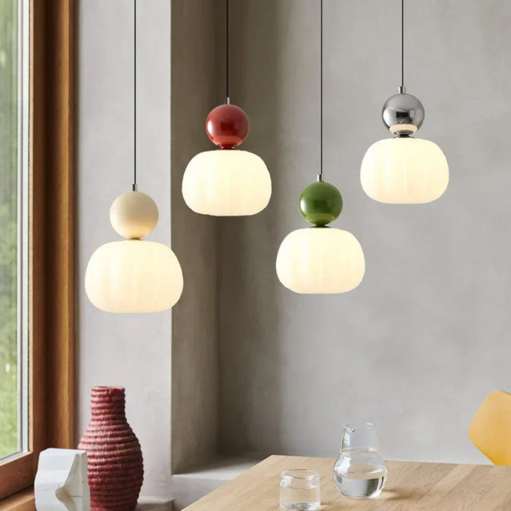 Lampa wisząca LED z owalnym kloszem z opalowego szkła i dekoracyjną kulą