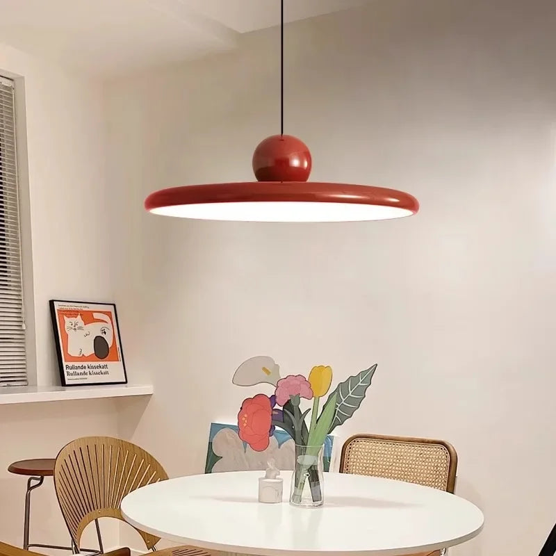 Lampa wisząca LED z płaskim kloszem i kulistym detalem