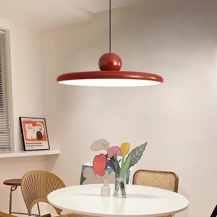 Lampa wisząca LED z płaskim kloszem i kulistym detalem