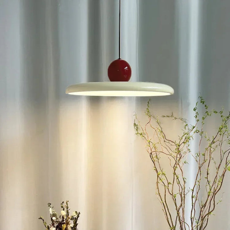 Lampa wisząca LED z płaskim kloszem i kulistym detalem