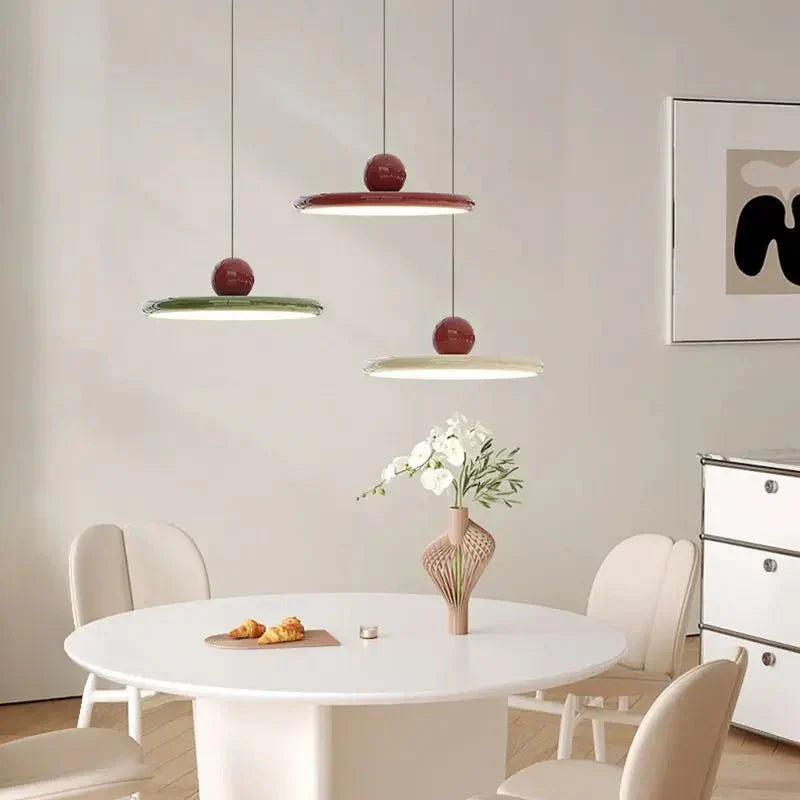 Lampa wisząca LED z płaskim kloszem i kulistym detalem