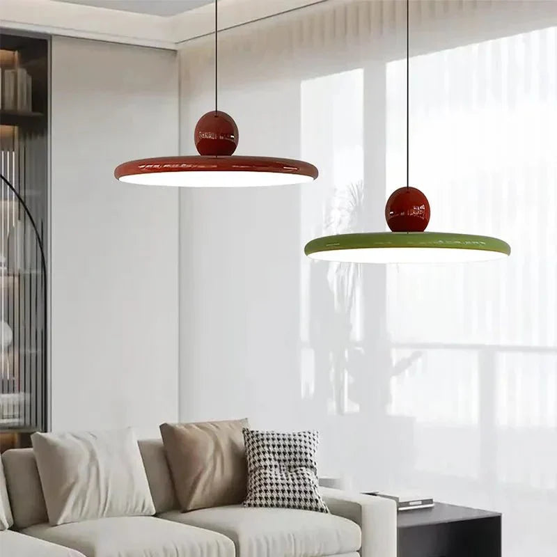 Lampa wisząca LED z płaskim kloszem i kulistym detalem