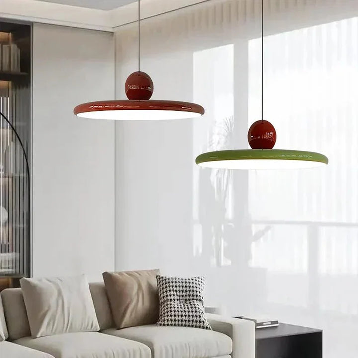 Lampa wisząca LED z płaskim kloszem i kulistym detalem