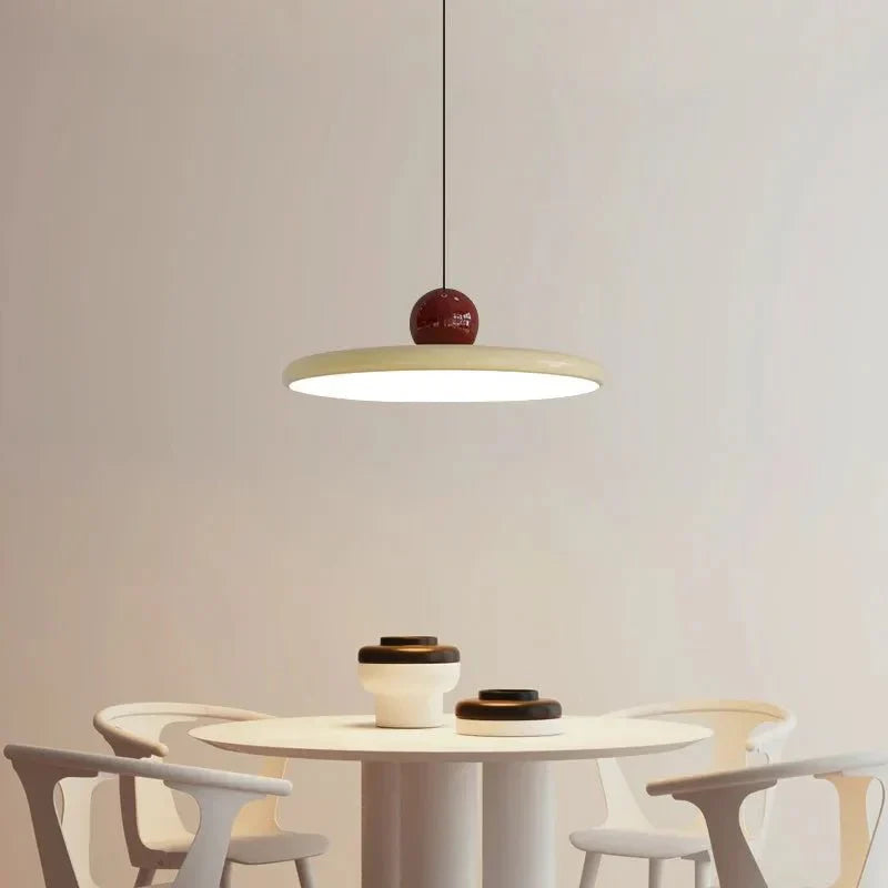 Lampa wisząca LED z płaskim kloszem i kulistym detalem