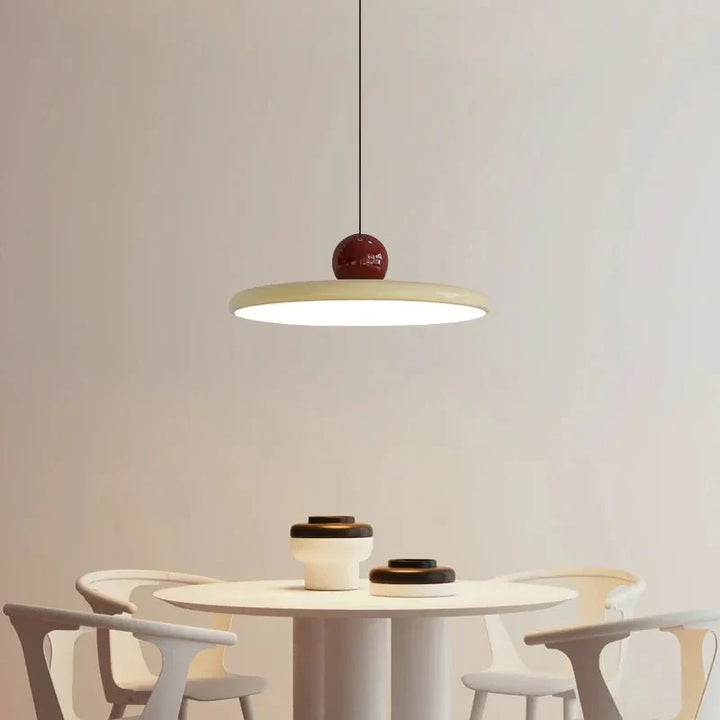Lampa wisząca LED z płaskim kloszem i kulistym detalem