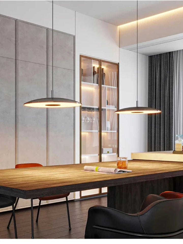 Lampa wisząca LED z płaskim metalowym kloszem w kształcie dysku