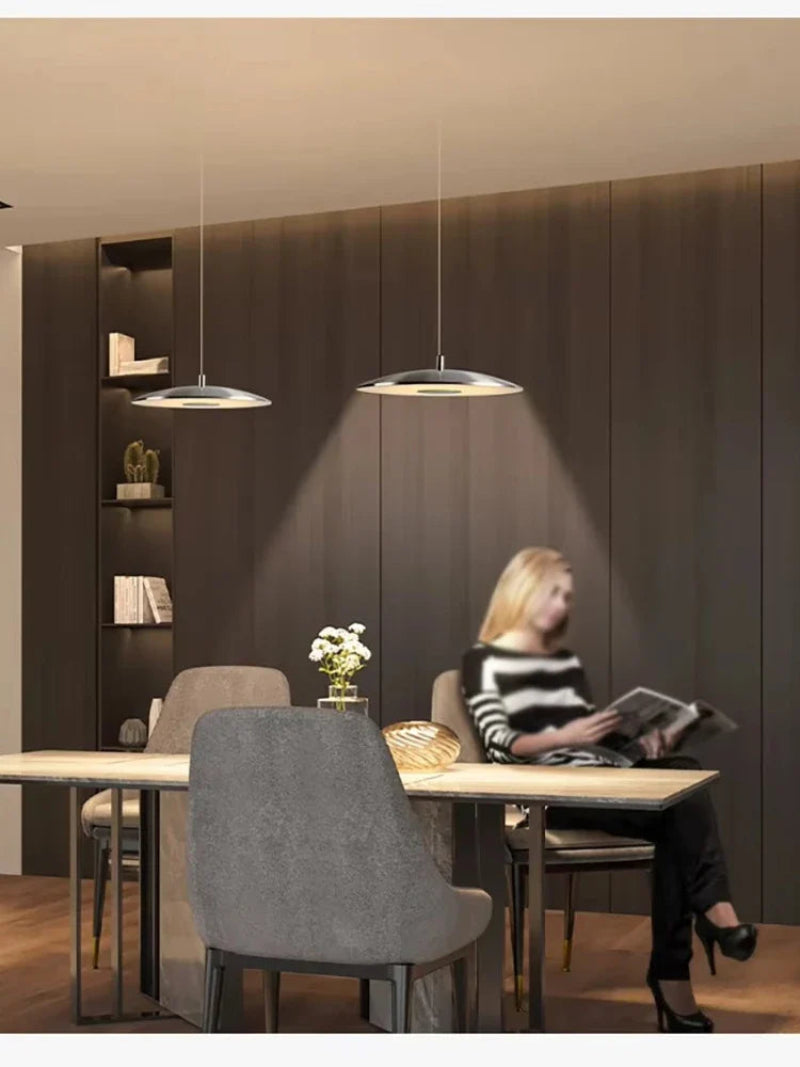 Lampa wisząca LED z płaskim metalowym kloszem w kształcie dysku