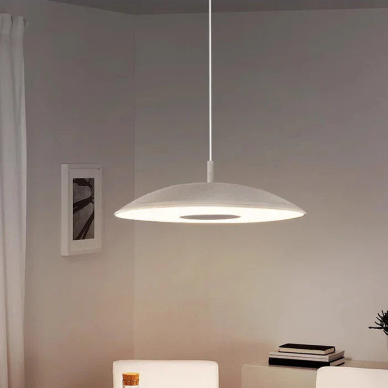 Lampa wisząca LED z płaskim metalowym kloszem w kształcie dysku