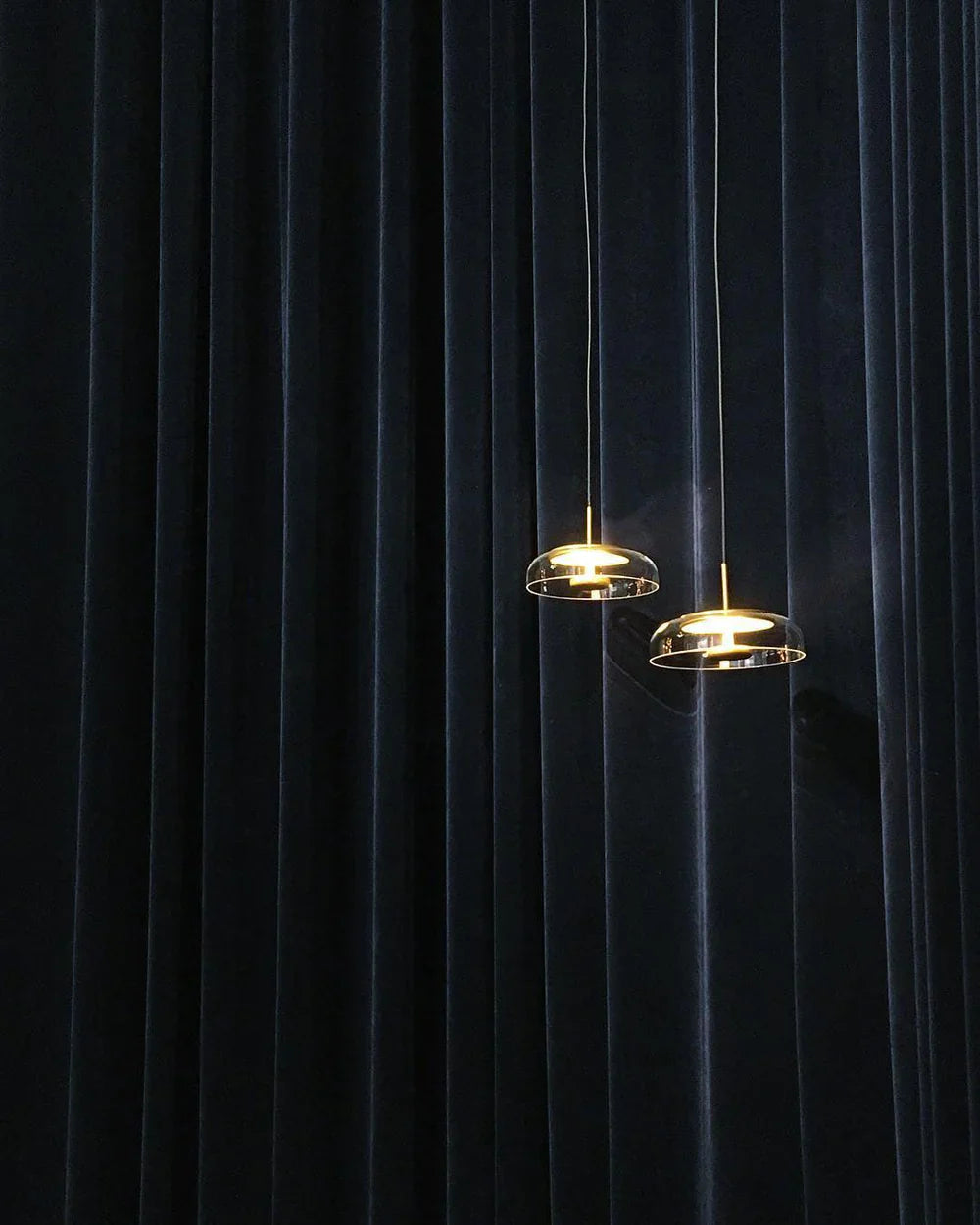 Lampa wisząca LED z płaskim szklanym kloszem przezroczysta kopuła na mosiężnym trzpieniu