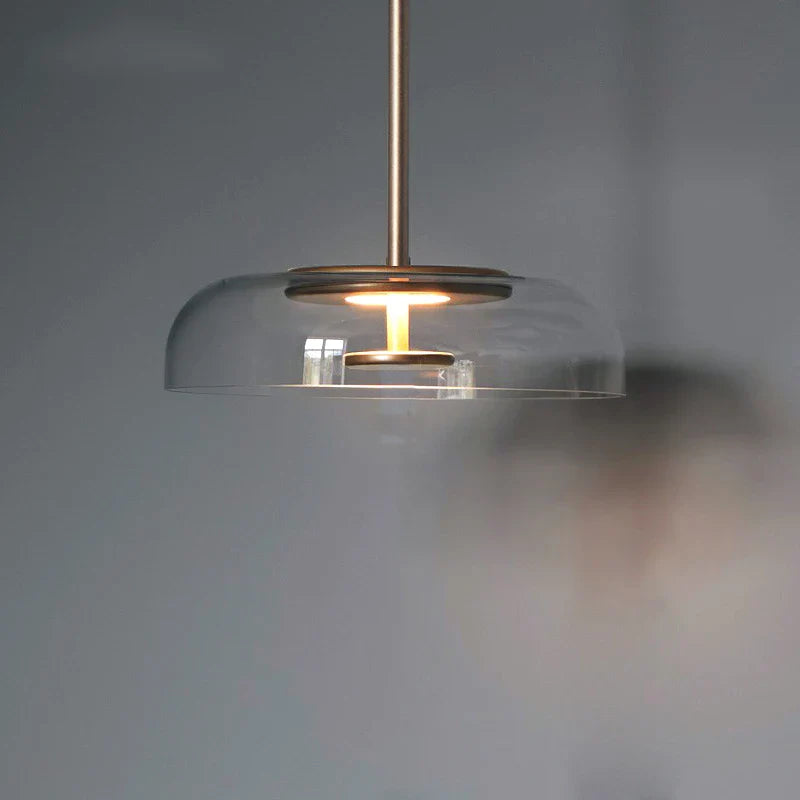 Lampa wisząca LED z płaskim szklanym kloszem przezroczysta kopuła na mosiężnym trzpieniu