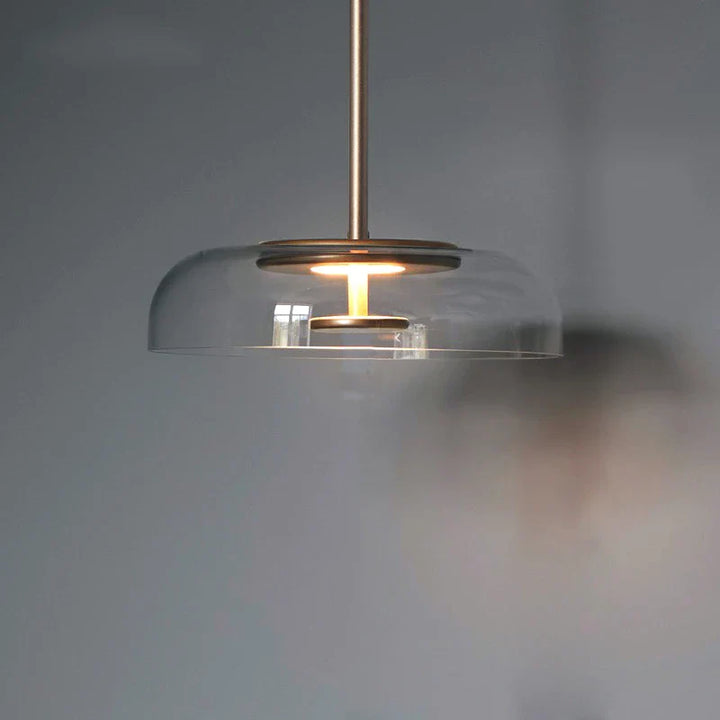 Lampa wisząca LED z płaskim szklanym kloszem przezroczysta kopuła na mosiężnym trzpieniu