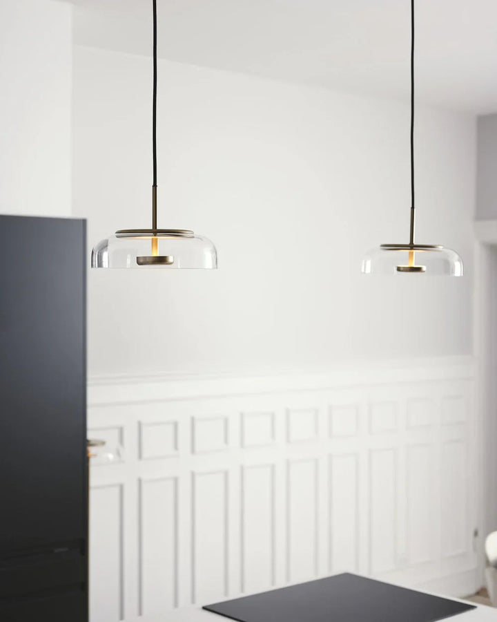 Lampa wisząca LED z płaskim szklanym kloszem przezroczysta kopuła na mosiężnym trzpieniu