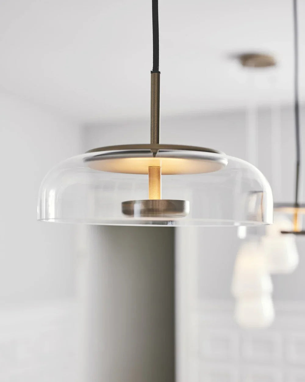 Lampa wisząca LED z płaskim szklanym kloszem przezroczysta kopuła na mosiężnym trzpieniu
