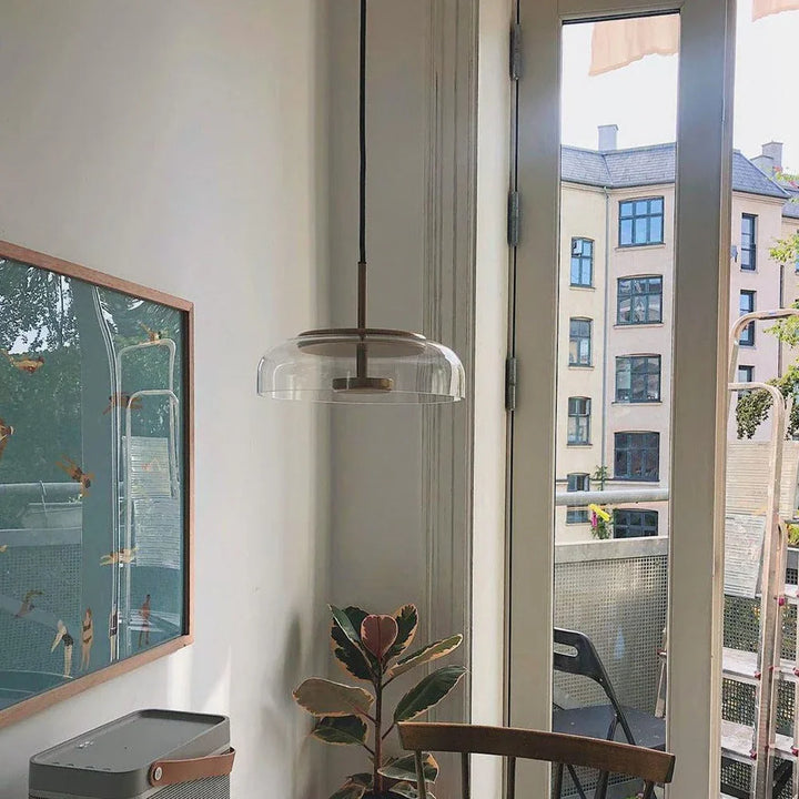 Lampa wisząca LED z płaskim szklanym kloszem przezroczysta kopuła na mosiężnym trzpieniu