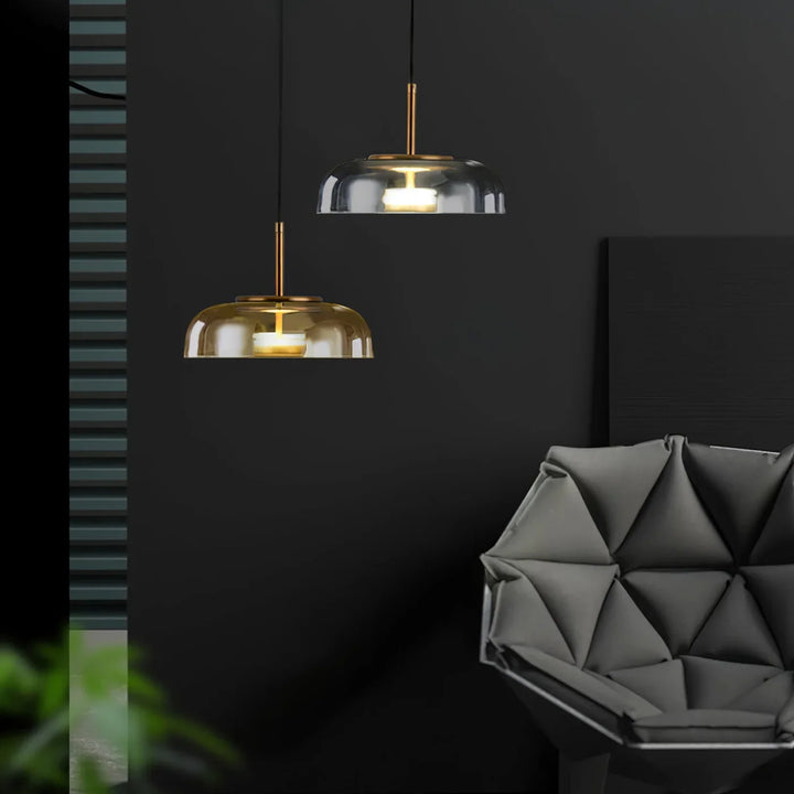 Lampa wisząca LED z płaskim szklanym kloszem przezroczysta kopuła na mosiężnym trzpieniu