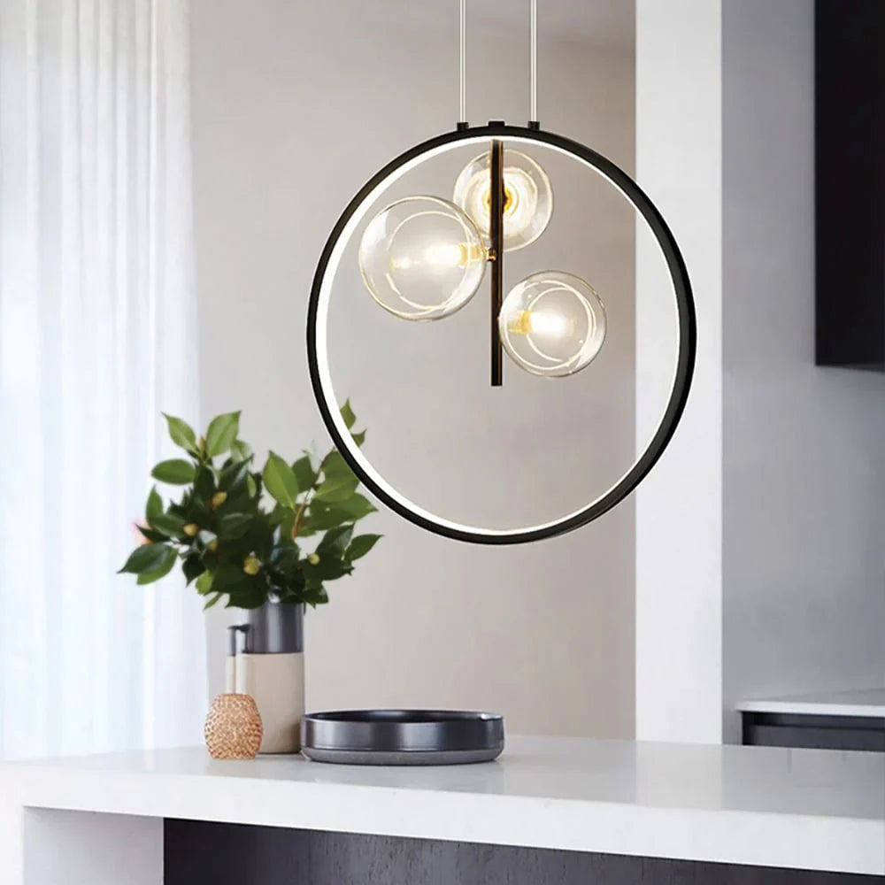 Lampa wisząca LED z podświetlanym pierścieniem i szklaną kulą w centrum