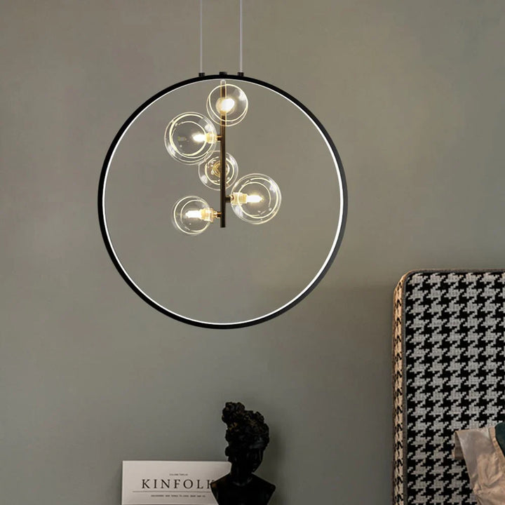 Lampa wisząca LED z podświetlanym pierścieniem i szklaną kulą w centrum