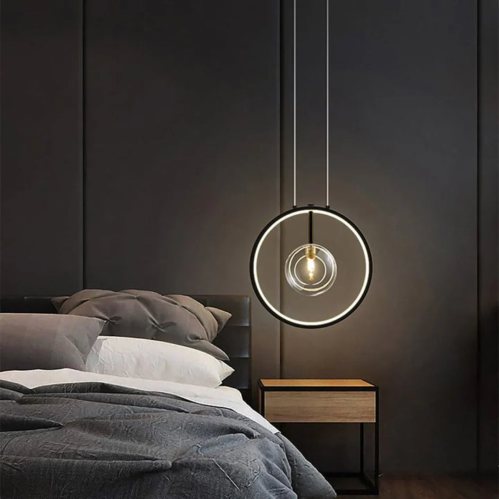 Lampa wisząca LED z podświetlanym pierścieniem i szklaną kulą w centrum
