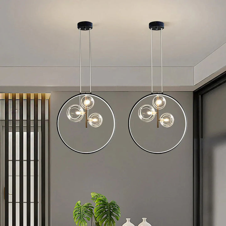Lampa wisząca LED z podświetlanym pierścieniem i szklaną kulą w centrum