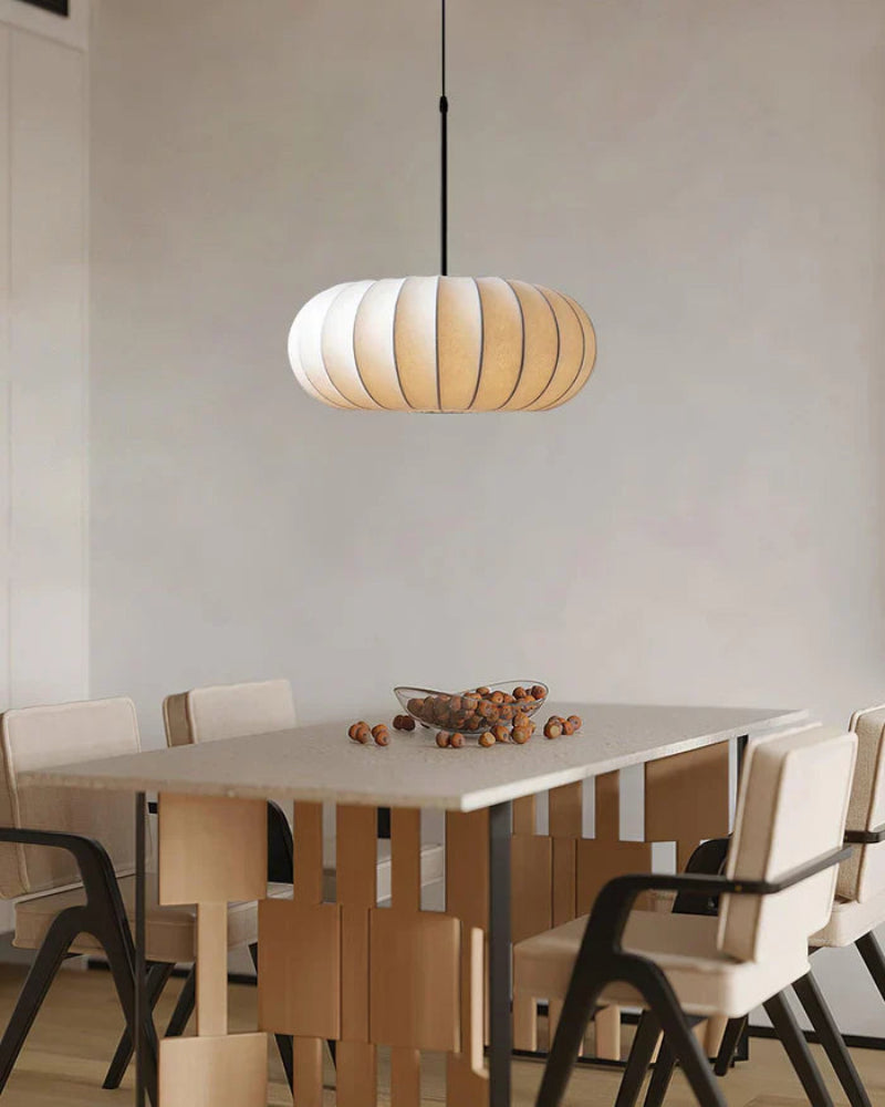 Lampa wisząca LED z segmentowanym panelem materiałowym i owalnym kloszem typu kokon