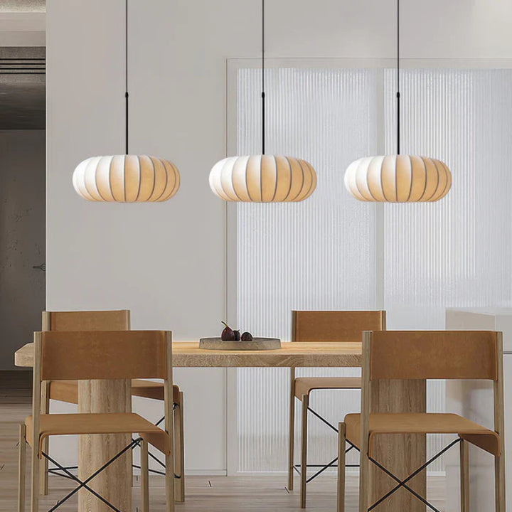 Lampa wisząca LED z segmentowanym panelem materiałowym i owalnym kloszem typu kokon