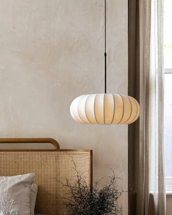 Lampa wisząca LED z segmentowanym panelem materiałowym i owalnym kloszem typu kokon