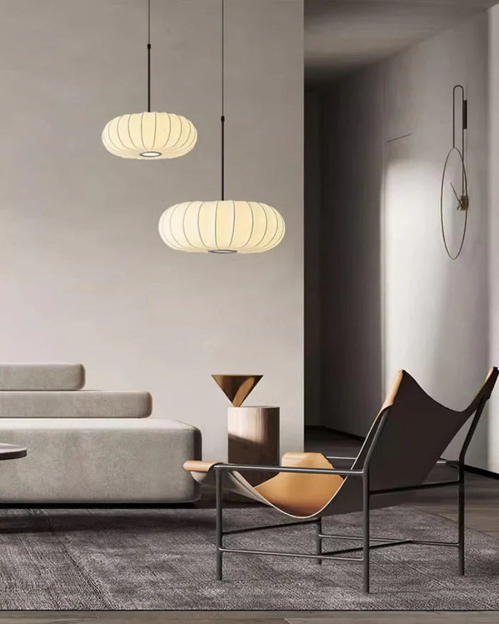 Lampa wisząca LED z segmentowanym panelem materiałowym i owalnym kloszem typu kokon