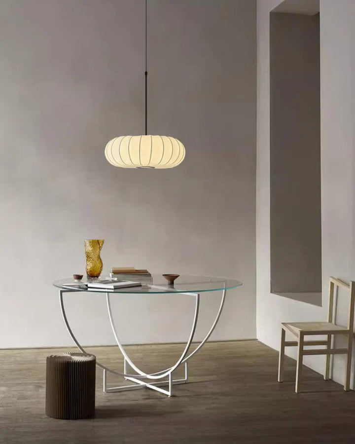 Lampa wisząca LED z segmentowanym panelem materiałowym i owalnym kloszem typu kokon